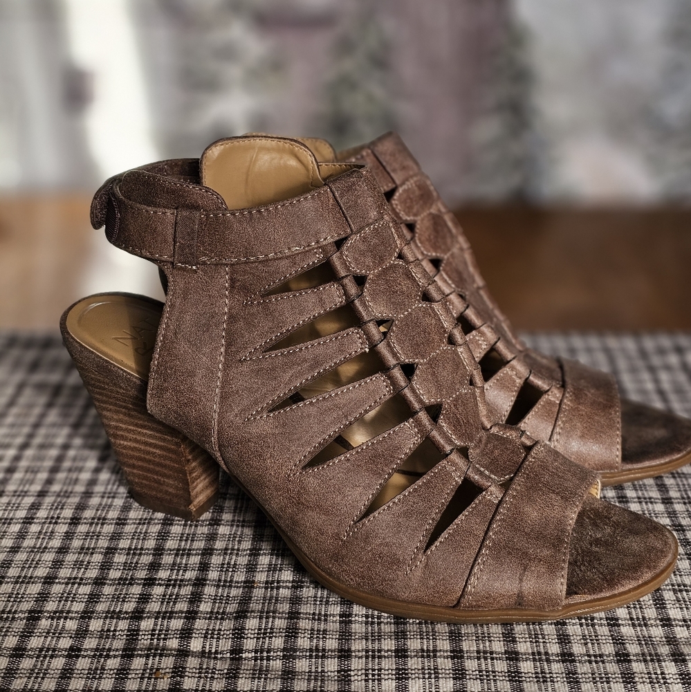 Nautralizer Talan peep toe heel. Size 7.5.